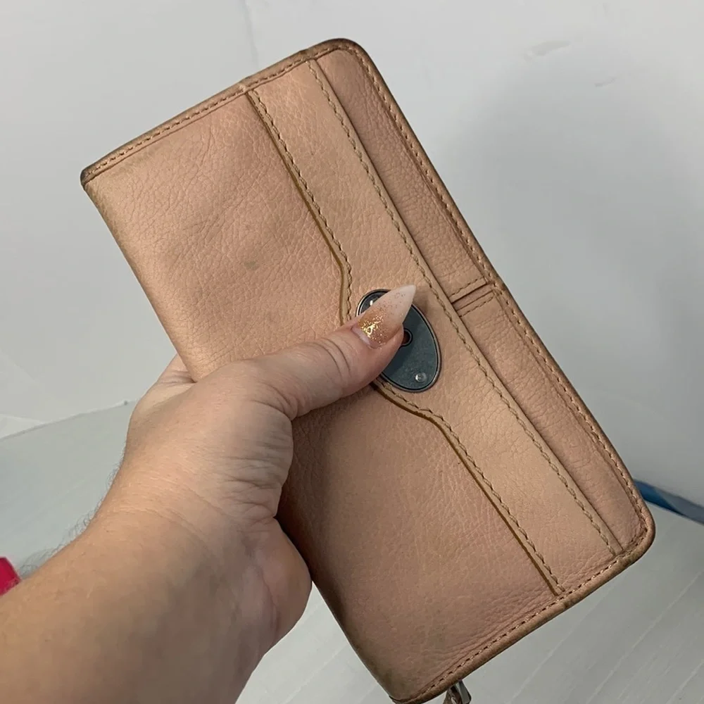 Fossil Womens Maddox  Leather Zip Around Wallet Clutch Key Hole Hardware